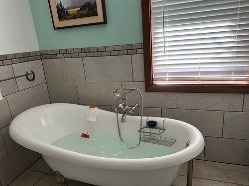 Kamuela Inn — Bathroom