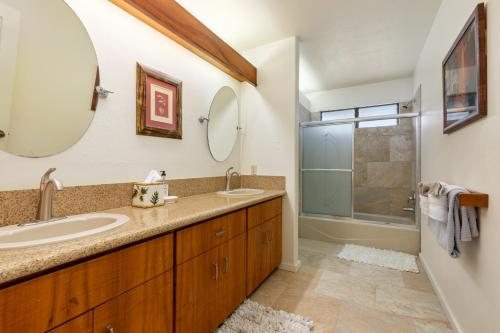 Kanaloa at Kona — Bathroom