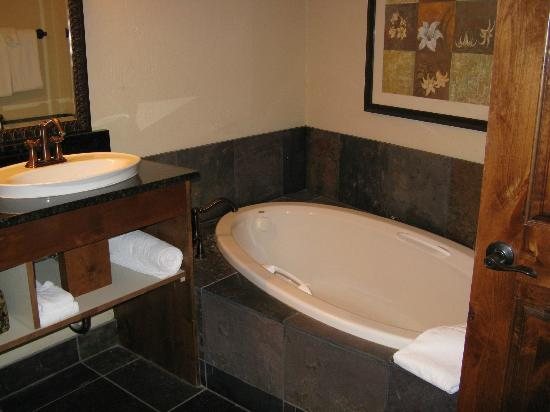 Kandahar Lodge — Bathroom