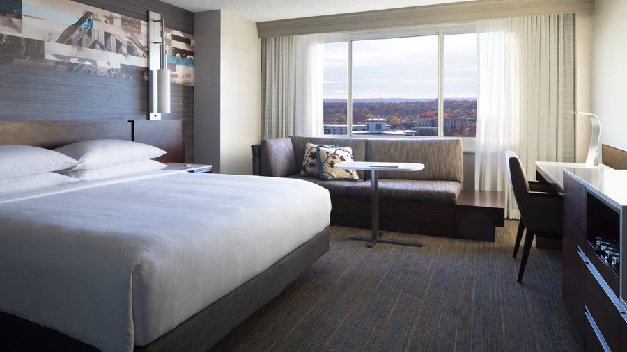 Kansas City Marriott Country Club Plaza — Guest room