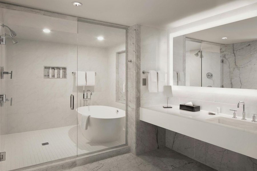 Kansas City Marriott Downtown — Bathroom