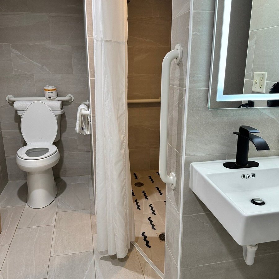 Kansas Country Inn — Bathroom