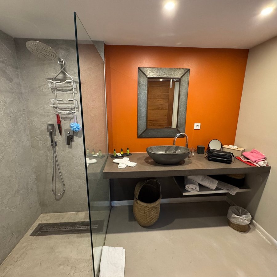 Karibuni Boutique Hotel — Bathroom