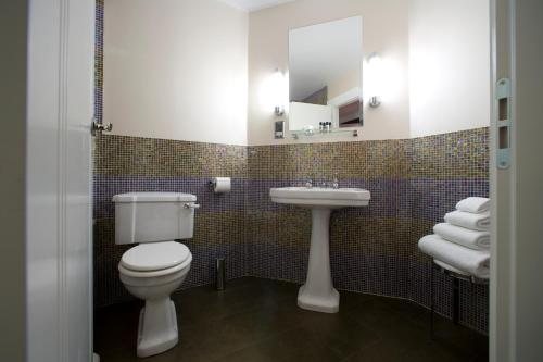 Karma Sanctum Soho — Bathroom