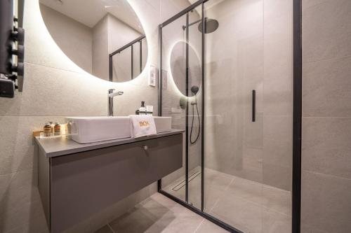 Karoly Corner Residences — Bathroom