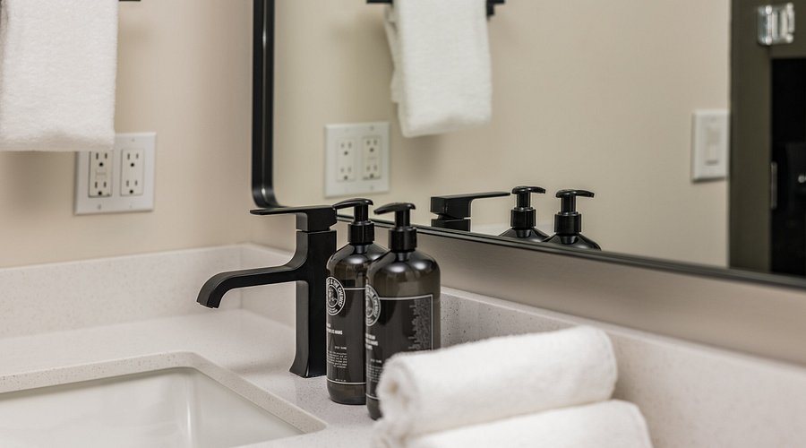 Kasa Gold Coast Inn Traverse City — Bathroom