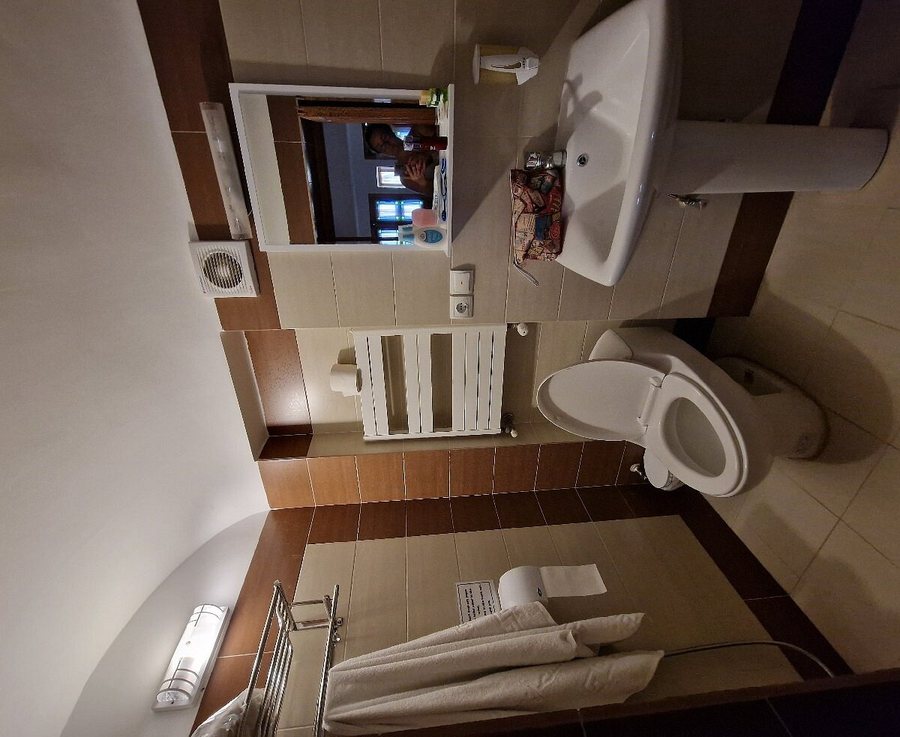 Kashane Roshan Hotel — Bathroom