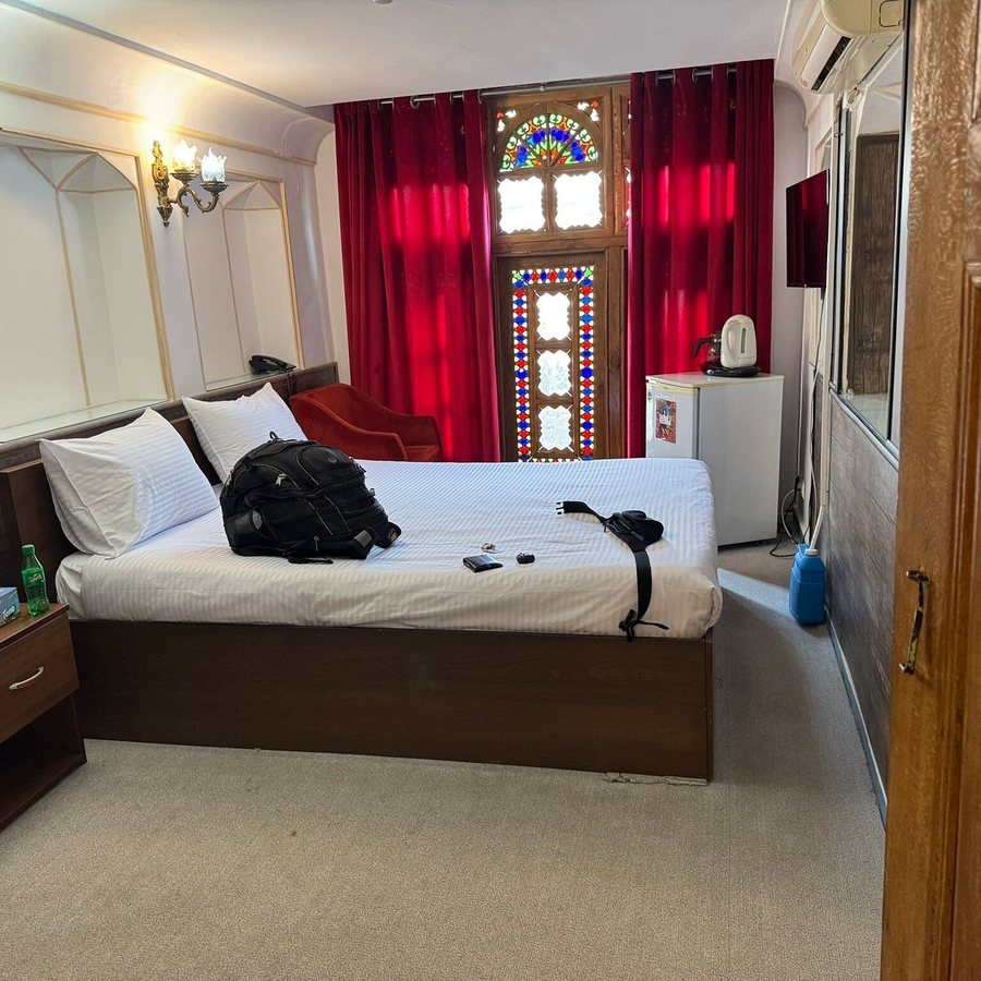 Kashane Roshan Hotel — Guest room