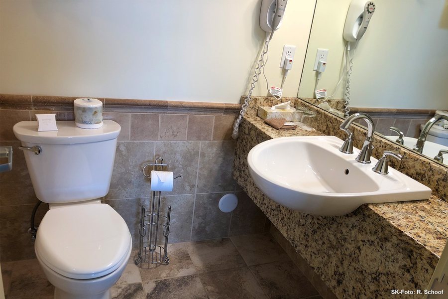 Kaslo Hotel — Bathroom