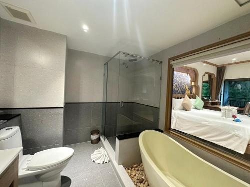 Kata Palm Resort — Bathroom