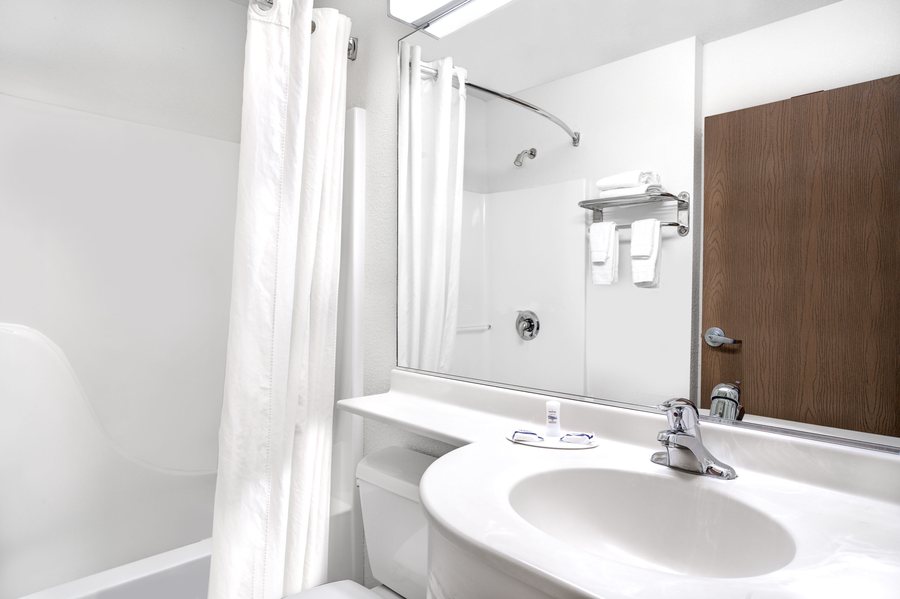 Katahdin Inn And Suites — Bathroom