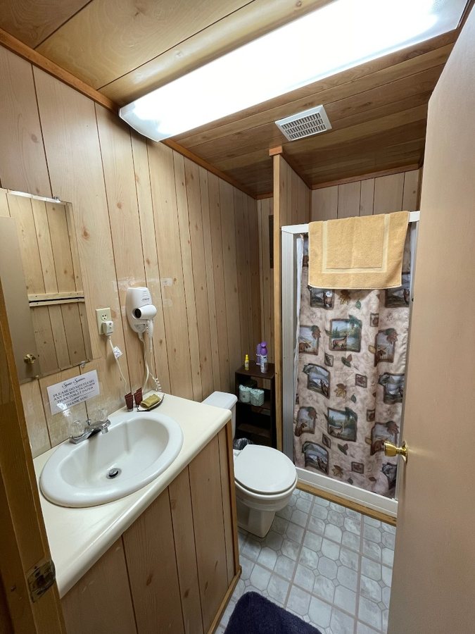 Katmai Lodge — Bathroom