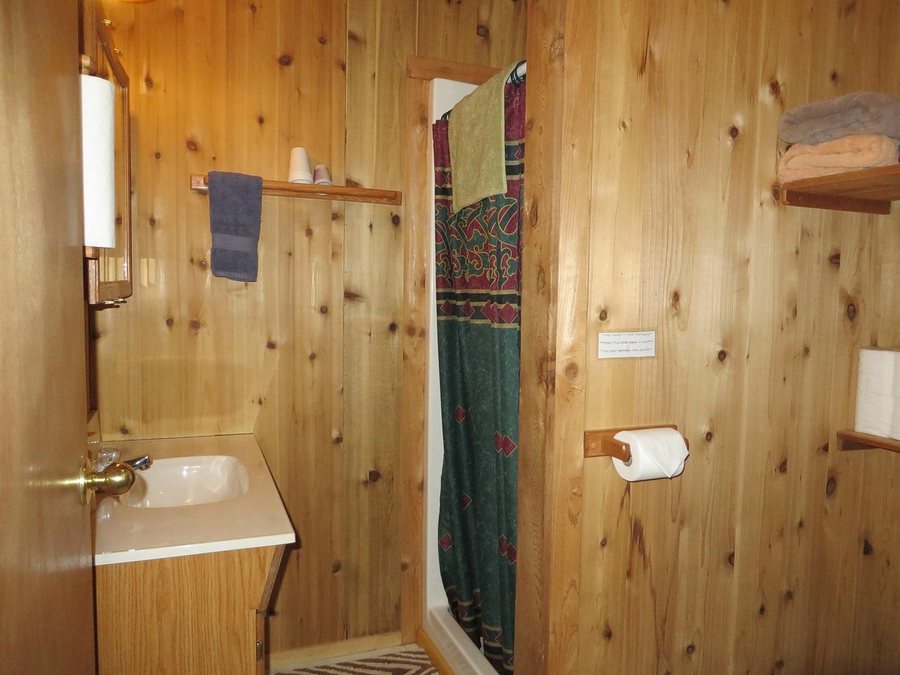 Katmai Wilderness Lodge Kukak Bay — Bathroom