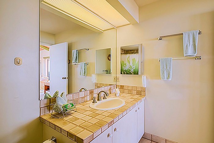 Kauhale Makai — Bathroom