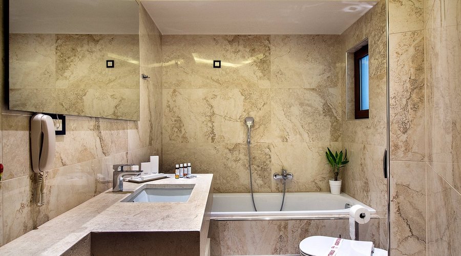 Kavos Hotel — Bathroom