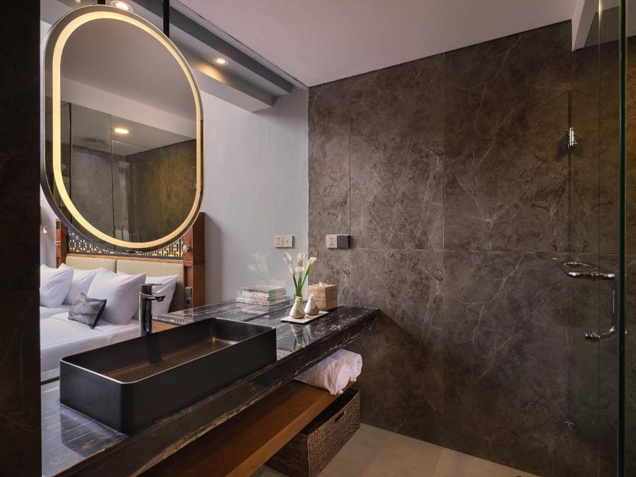 Kayumas Seminyak Resort — Bathroom