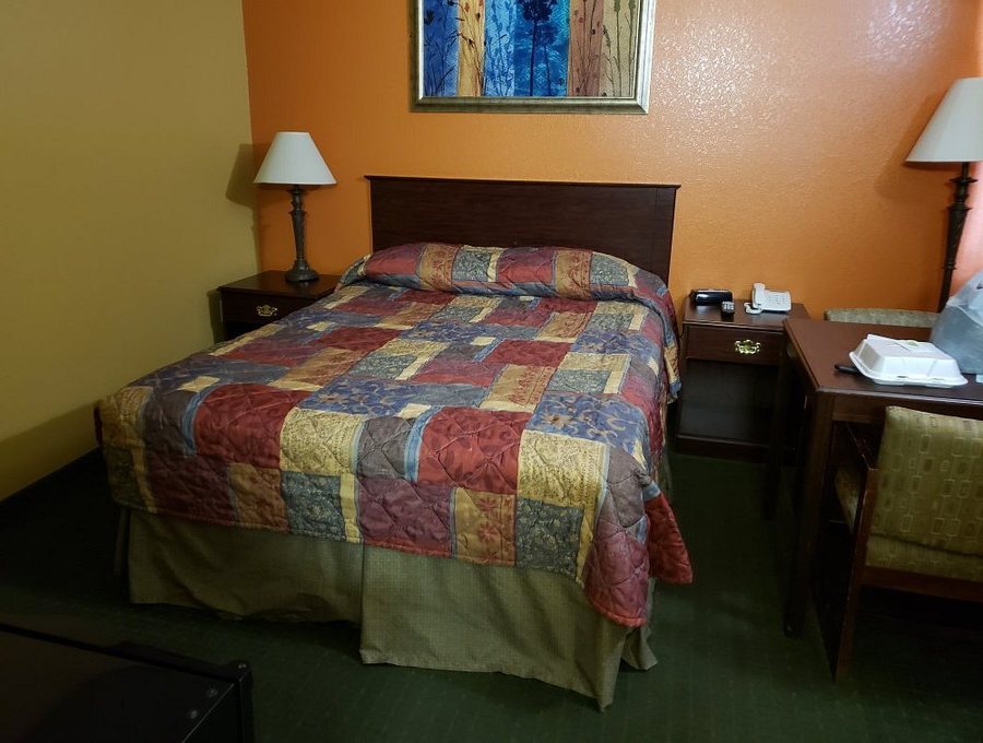 KC Motel — Guest room