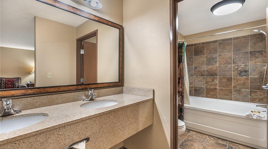 Kelly Inn and Suites Mitchell — Bathroom