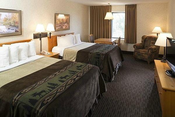 Kelly Inn and Suites Mitchell — Guest room