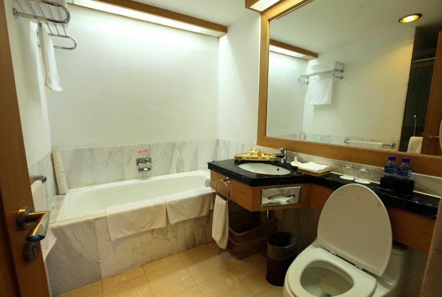 Kellys Courtyard — Bathroom