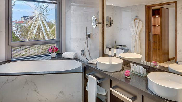 Kempinski Hotel Corvinus Budapest — Bathroom