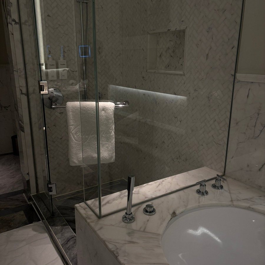 Kempinski The Boulevard Dubai — Bathroom