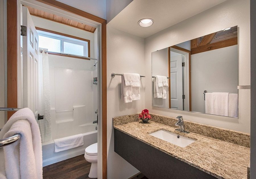 Kenai Fjords Wilderness Lodge — Bathroom