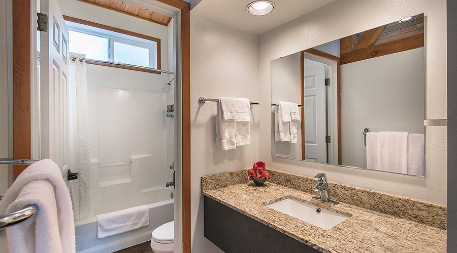 Kenai Riverside Lodge — Bathroom
