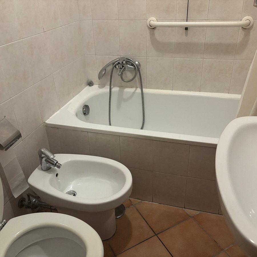 Kennedy Hotel — Bathroom