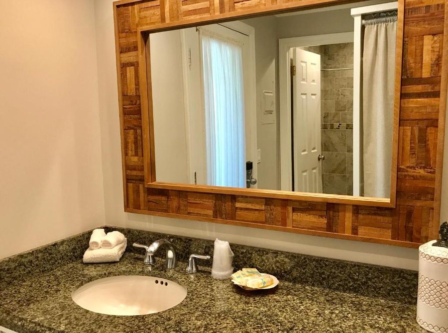 Kenny s Tipperary Inn — Bathroom