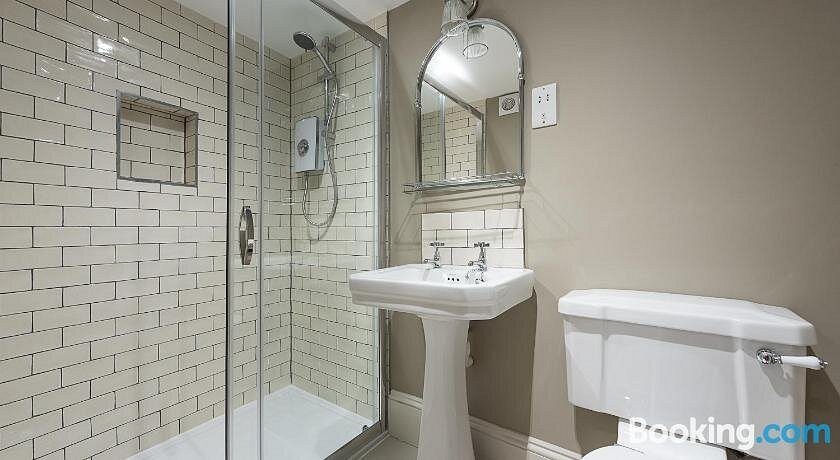 Kensington Gardens Hotel — Bathroom