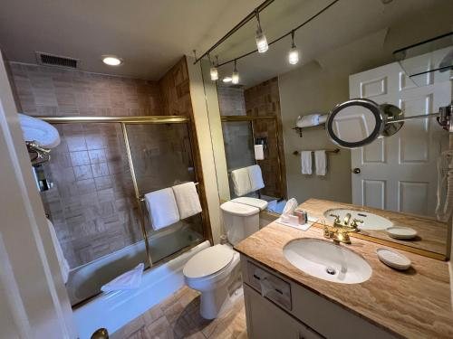 Kensington Park Hotel — Bathroom