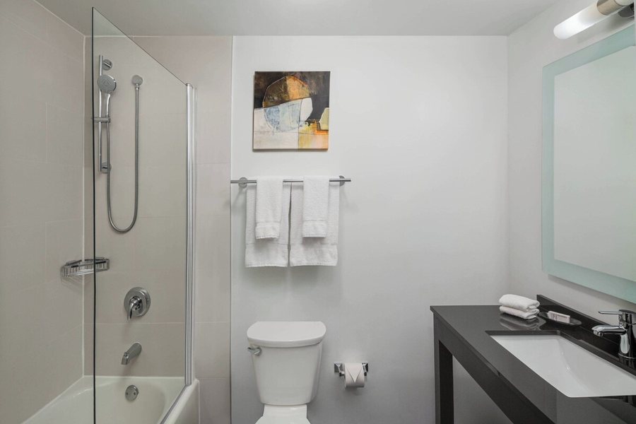 Kestrel Hotel Center City — Bathroom