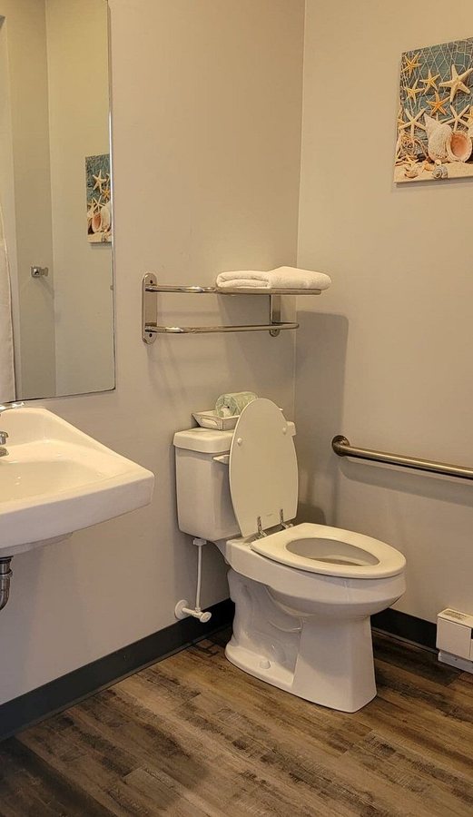 Keuka Lakeside Inn — Bathroom