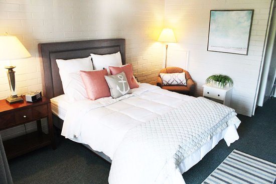 Keuka Lakeside Inn — Guest room