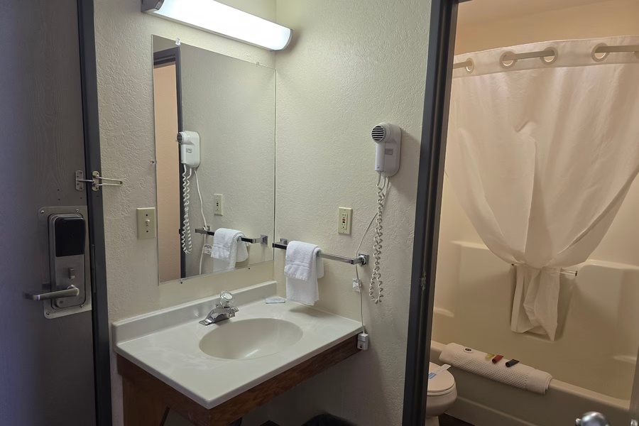 Kewadin Casinos Hotel — Bathroom