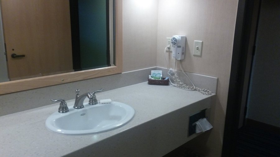 Kewadin Shores Casino and Hotel — Bathroom