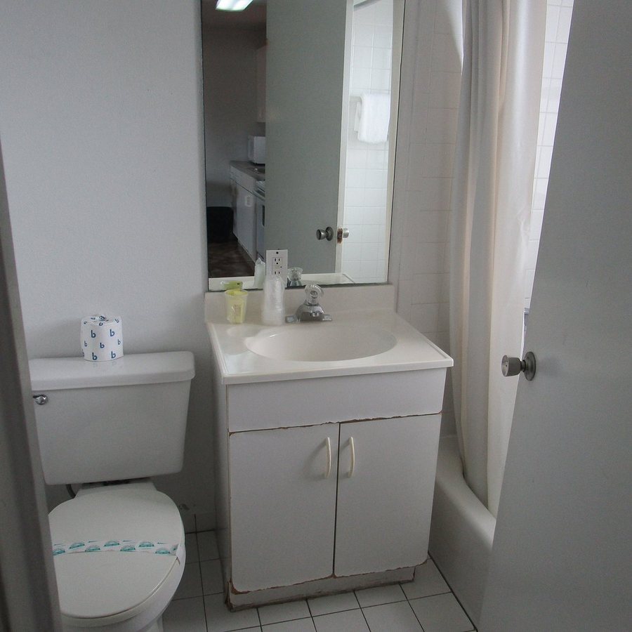 Key Lantern Motel and Blue Fin Inn — Bathroom