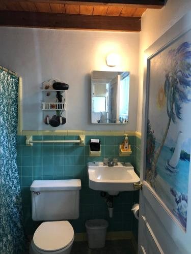 Key Lime Sailing Club and Cottages — Bathroom