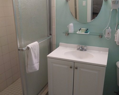 Key West Harbor Inn — Bathroom