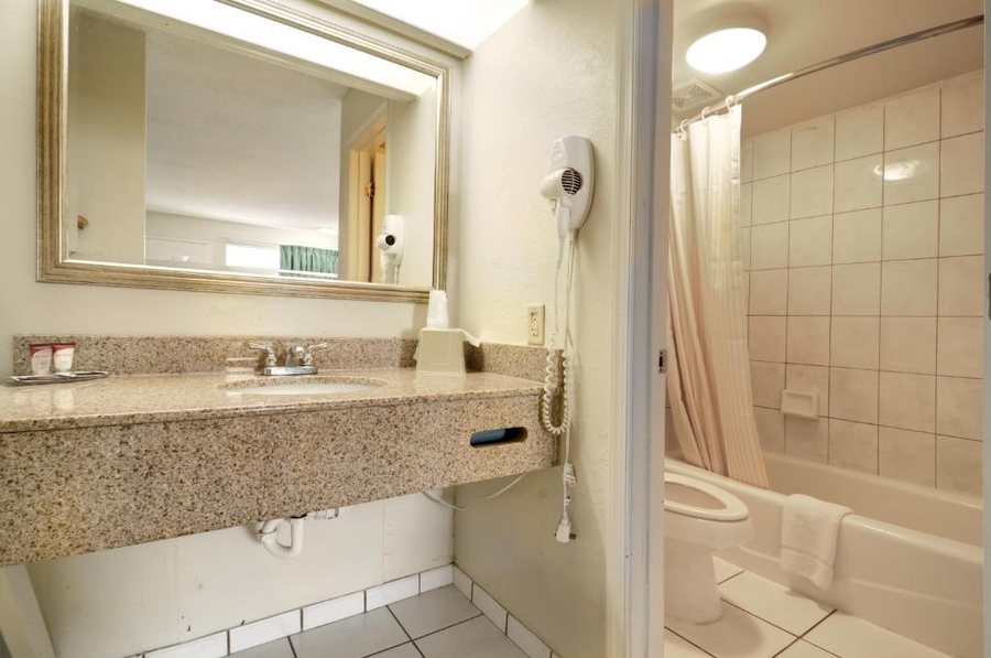 Key West Inn Fairhope — Bathroom