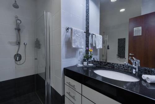Kfar Maccabiah Hotel Suites — Bathroom
