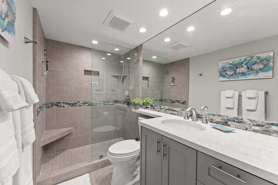 Kihei Bay Surf 140 — Bathroom