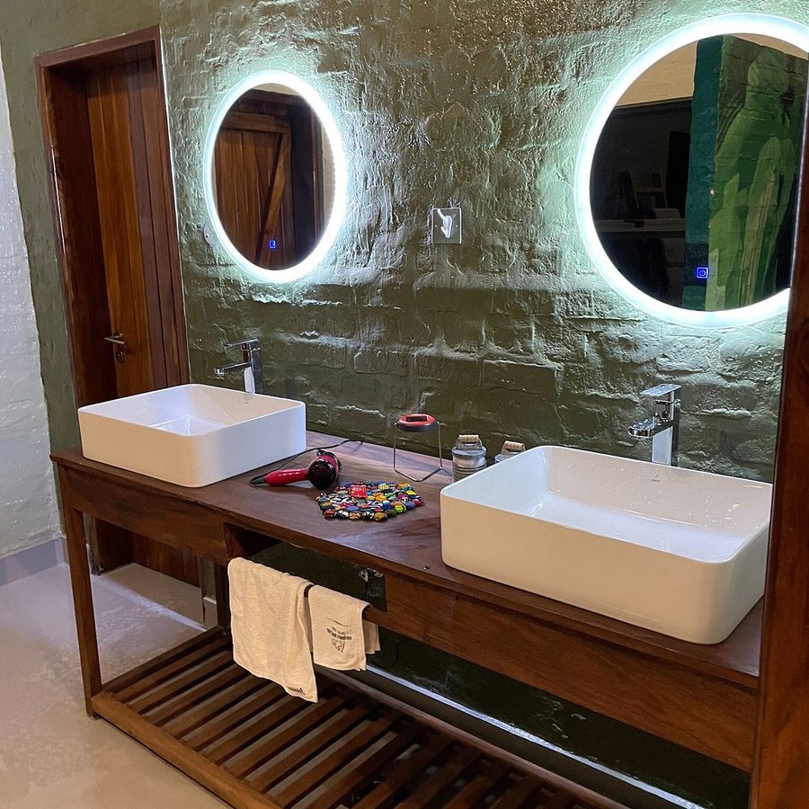 Kiho Gorilla Safari Lodge — Bathroom