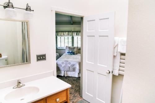 Kilauea Lodge and Restaurant — Bathroom
