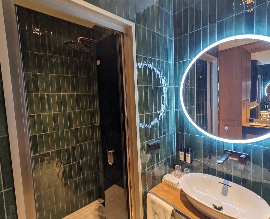 Kimpton BEM Budapest by IHG — Bathroom