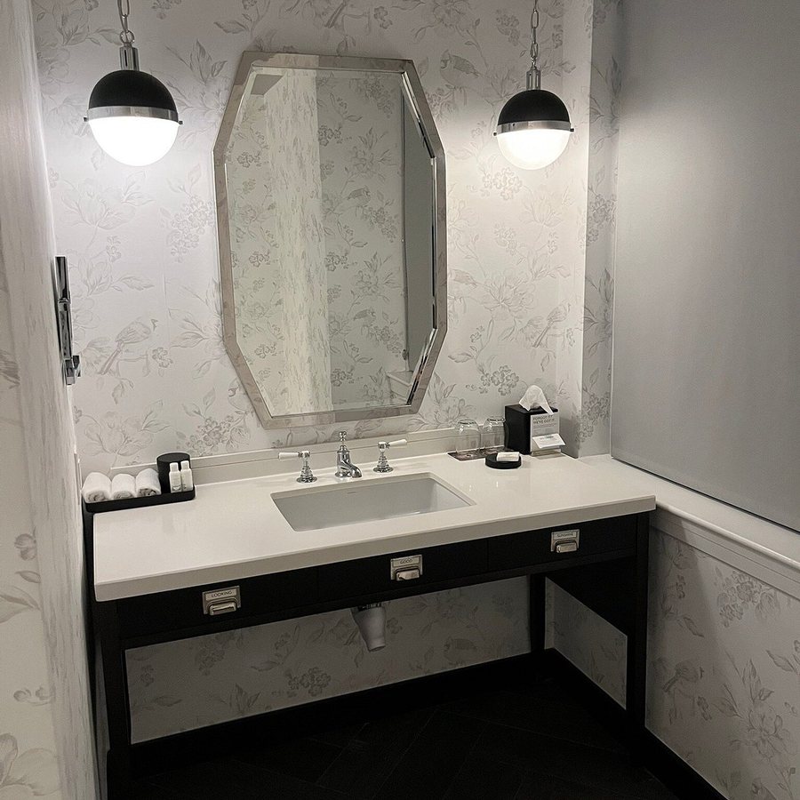 Kimpton Cardinal Hotel by IHG — Bathroom