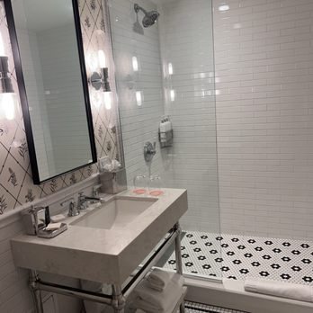 Kimpton Cottonwood Hotel — Bathroom