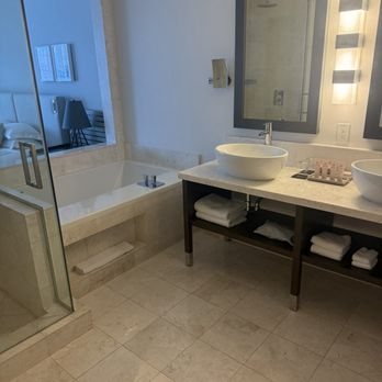 Kimpton Epic Hotel by IHG Miami Florida — Bathroom