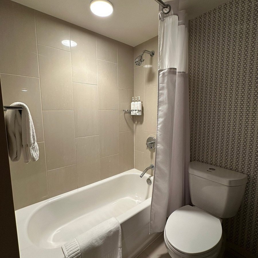 Kimpton Everly Hotel Los Angeles California — Bathroom